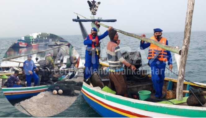 
					Gunakan Jaring Pukat, Dua Nelayan Pasuruan Ditangkap di Perairan Tongas