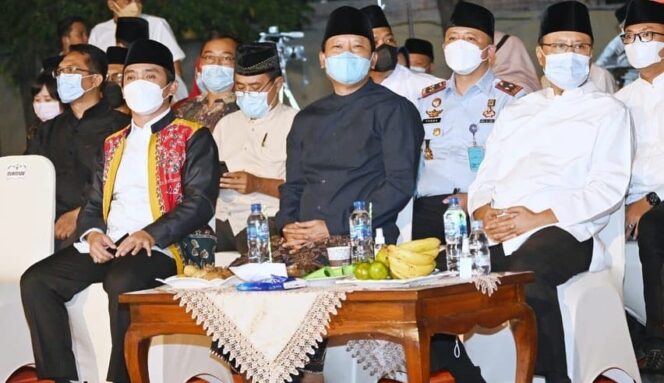 
					SAPA WARGA; Gus Ipul- Adi Wibowo menyapa warga Kota Pasuruan, disaksikan Bupati Pasuruan, Irsyad Yusuf