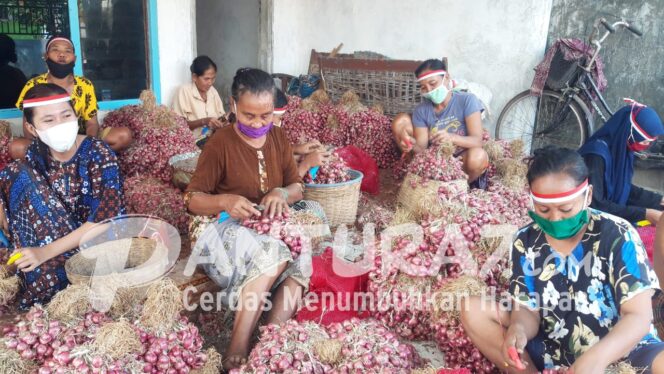 
					Pita Merah Putih Melingkar Kepala Hiasi Perayaan Hari Lahir Pancasila di Wonoasih