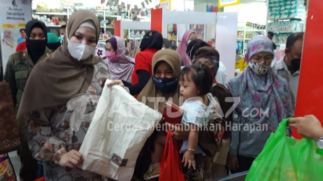 
					Kampanye Peduli Lingkungan, Istri Walikota Sebar Kantong Non Plastik