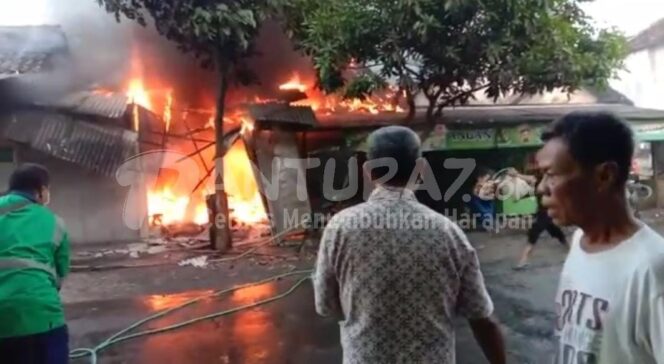 
					Diduga Konsleting Listrik, Toko Sandal di Besuk Ludes Terbakar