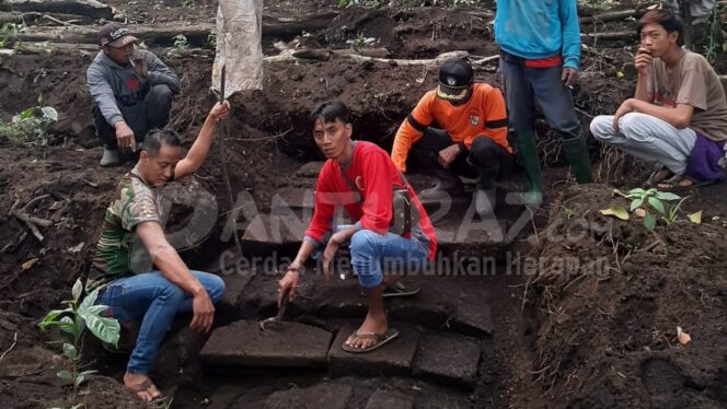 
					Struktur Batu Bata Kuno Ditemukan di Lereng Arjuno, Peninggalan Majapahit?