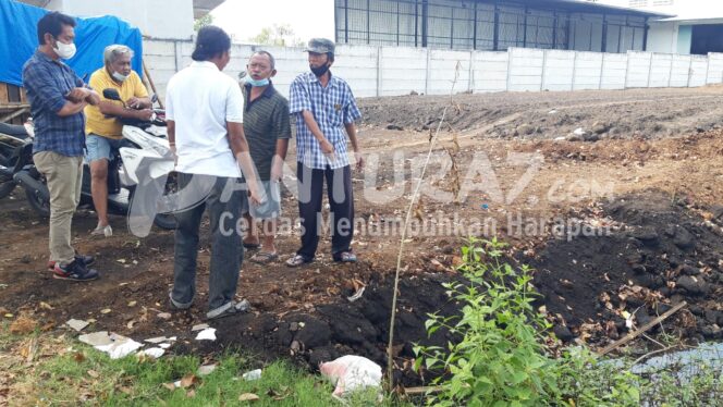 
					Saluran Drainase Sawah Tertutup Material Proyek, Warga Protes