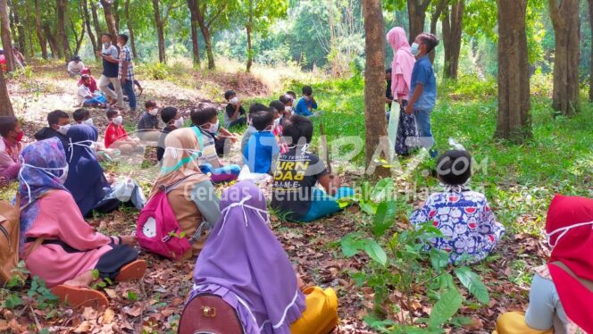 
					Serunya Anak-anak Desa di Krejengan, Belajar Sambil Menikmati Alam