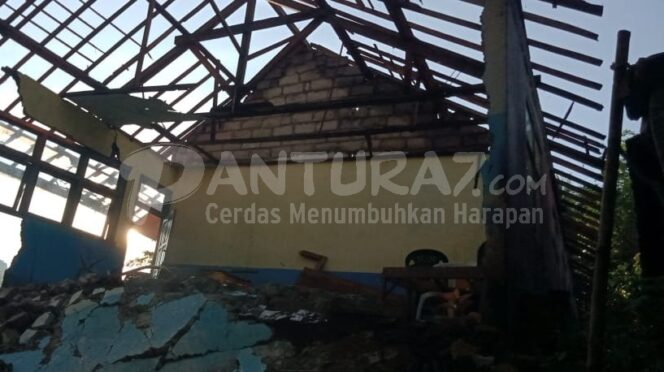 
					Tanah Longsor, Ruang SDN Plaosan 3 di Krucil Ambruk