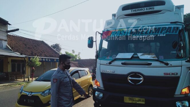 
					Traktor ‘Nyelonong’, 4 Kendaraan Kecelakaan Beruntun di Paiton