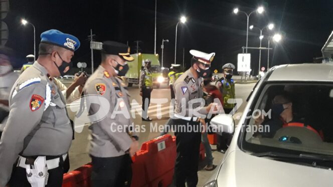 
					PPKM Darurat, Tol Leces dan Pantura Paiton Disekat, Pelanggar Diputar Balik