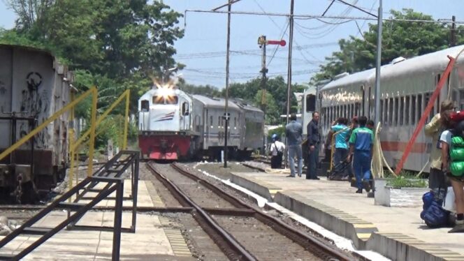 
					PPKM Darurat, Persyaratan Naik Kereta Api Diperketat