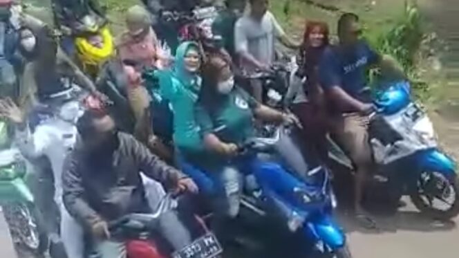 
					Usai Dilantik, Kades di Maron Malah Diarak Pendukungnya