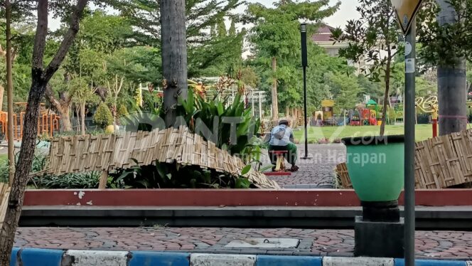 
					Dikunjungi Warga, Pagar Alun-alun Jebol, Satpol PP-DLH Geram