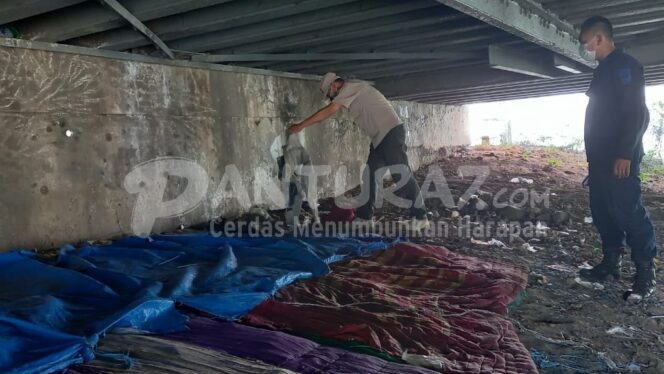 
					‘Markas’ Anak Punk di Kolong Jembatan Kraksaan Dirazia