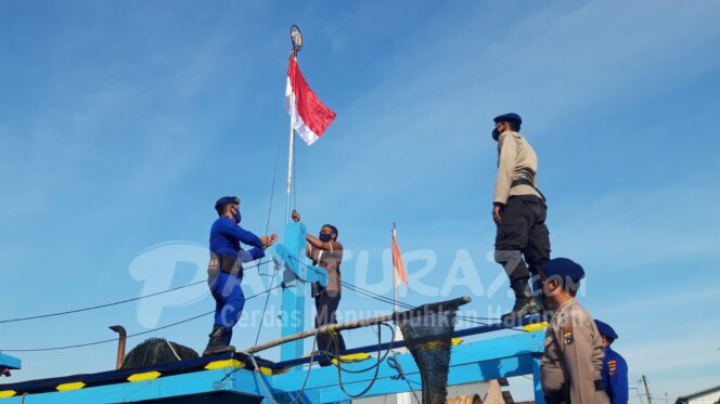 
					Semangat Merah Putih ala Nelayan, Ganti Bendera Usang dengan Bendera Baru