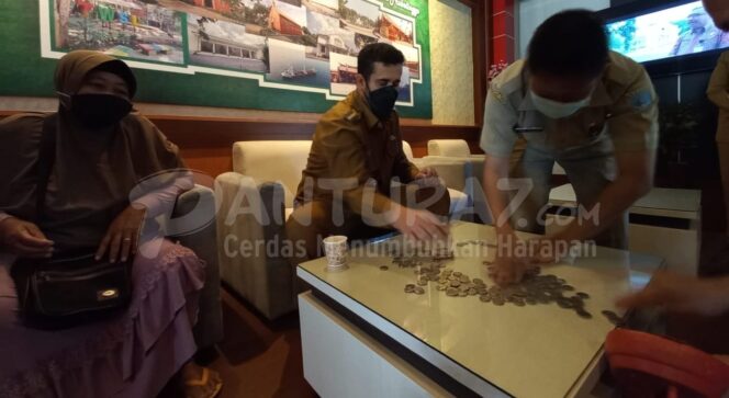 
					Bantu Pemkot Probolinggo Tangani Covid-19, Nenek Penjual Pecel Sumbangkan Uang Tabungan