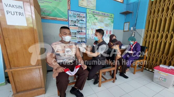 
					Songsong Pembelajaran Tatap Muka, Pelajar SMP Divaksin