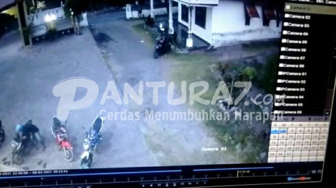 
					Motor Jemaah di Gending Hampir Dicuri, Pelaku Terekam CCTV