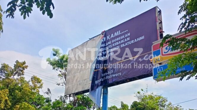 
					Banner Raksasa Permintaan Maaf dari Relawan Hati Dicopot 