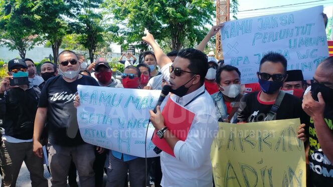 
					Kasus Korupsi Dana Hibah Terhenti, Warga Sukapura dan Lumbang Luruk Kejaksaan