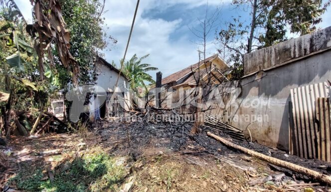 
					Bakar-bakar Sampah, Rumah Kosong ikut Terbakar