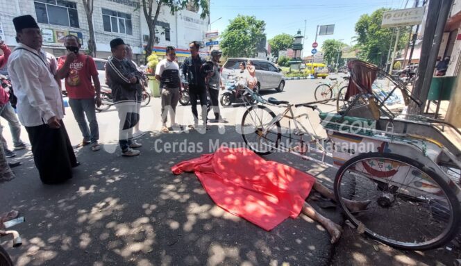 
					Tunggu Penumpang, Tukang Becak Terjatuh lalu Meninggal