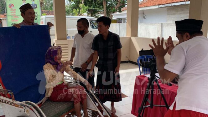 
					Lansia Uzur Bisa Perekaman e-KTP di Atas Becak