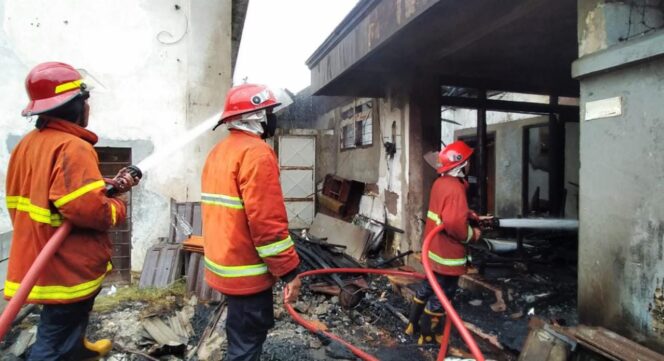 
					Siang Bolong, Rumah Kosong di Kota Pasuruan Terbakar