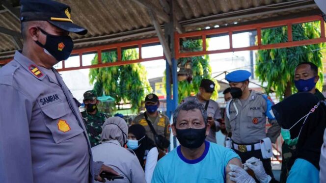 
					HUT Korpri, Pedagang Pasar Divaksin dan Dapat Masker