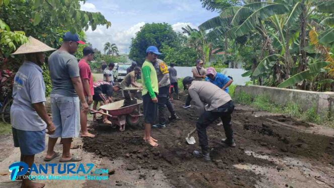 
					Pasca Demo, TNI-Polri dan Warga Perbaiki Jalan Rusak