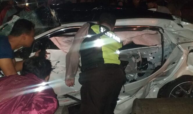 
					KA Komuter Hantam Honda Civic di Beji, 4 Remaja Tewas