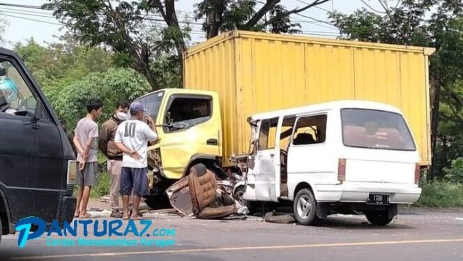 
					Truk Boks Sasak Carry Berpenumpang Emak-emak di Grati, Belasan Orang Luka-luka