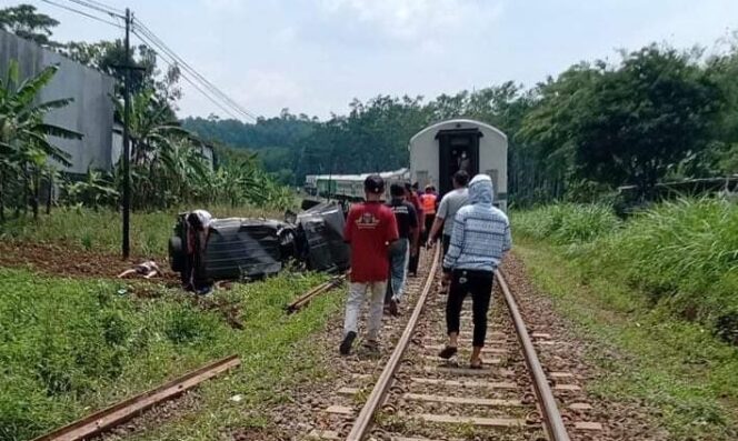 
					Daihatsu Taft di Purwodadi Tertabrak KA, Empat Orang Meninggal