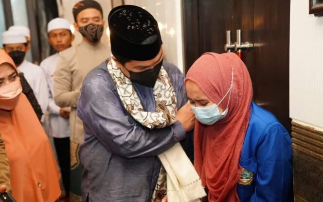 
					HARU: Menteri BUMN RI Erick Thohir saat bertemu santri penghafal Al-Qur'an, Nayla Sakinah, di Ponpes Zainul Hasan Genggong. (foto: Akun FB Erick Thohir).