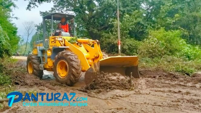 
					Bersihkan Material Longsor, BPBD Kerahkan Alat Berat