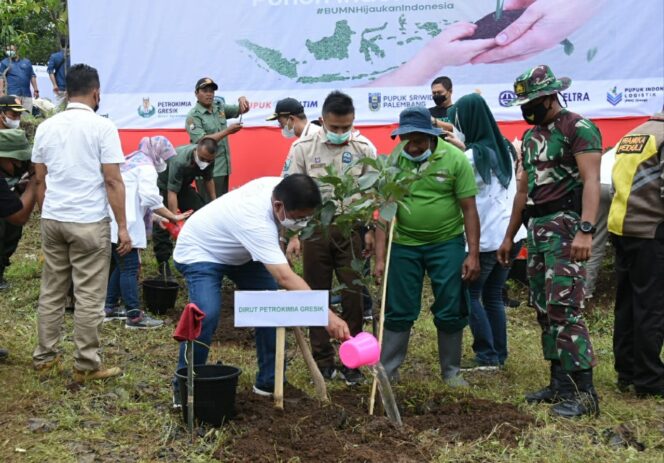 
					Hijaukan Indonesia, Petrokimia Gresik Tanam 12.300 Pohon di Pasuruan dan Batu