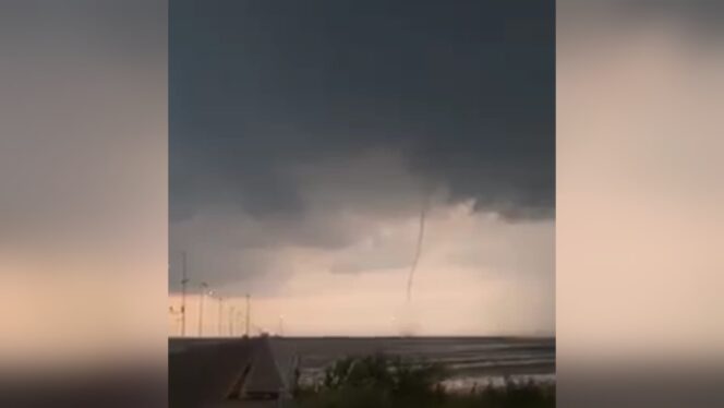 
					Viral Fenomena ‘Waterspout’ di Perairan Probolinggo