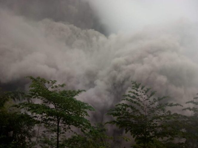 
					Semeru Erupsi, Cak Thoriq Serukan Masyarakat Lumajang Butuh Bantuan