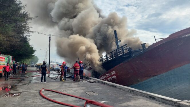 
					Sandar 5 Hari, Kapal Pengangkut Ikan Terbakar