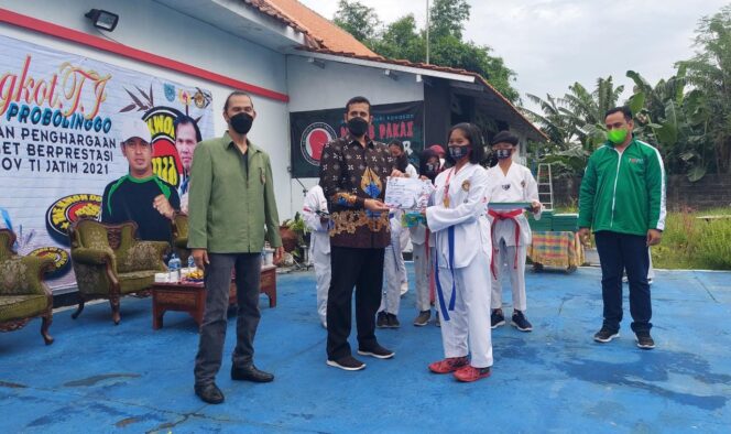 
					Berprestasi, 29 Atlet Taekwondo di Kota Probolinggo Dapat Penghargaan