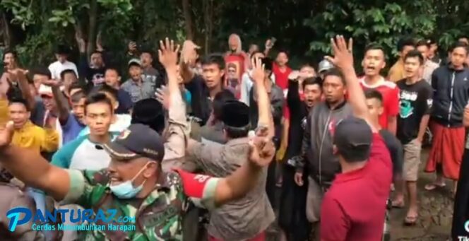 
					Pembagian Bingkisan di Lumbang Berakhir Ricuh, Ada Apa?