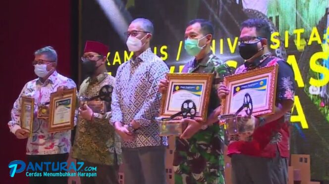 
					Tradisi Bersepeda, Ponpes Genggong Raih B2W Indonesia Award 2021