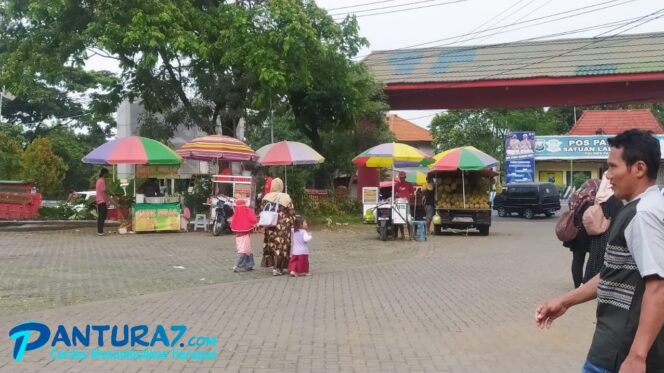 
					Pedagang Asongan di Masjid Ceng Ho Keluhkan Iuran