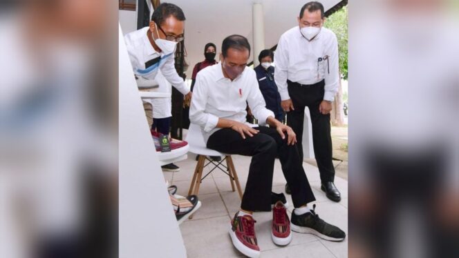 
					Saat Presiden Jokowi Kagumi Sepatu Buatan Pemuda Pasuruan, Belinya di Mandalika