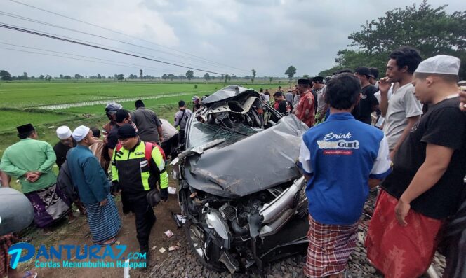 
					KA Logawa Sasak Innova di Tongas, 4 Orang Meninggal