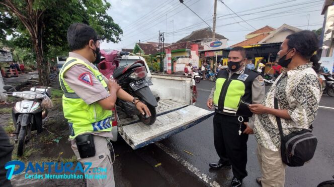 
					Bus Karyawan Tabrak Motor, Kaki Pemotor Patah