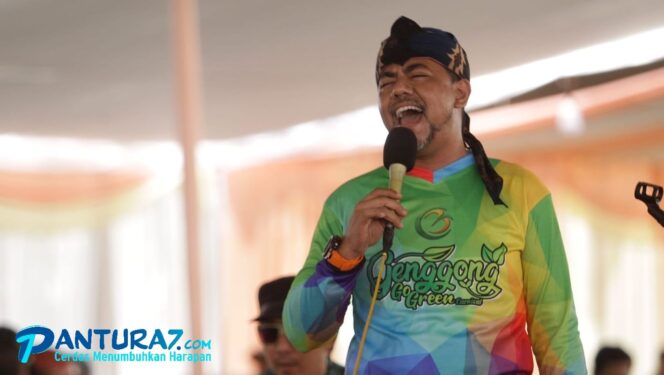 
					Saat Gus dr. Haris Pukau Ribuan Goweser Genggong Go Green Carnival 2022 Lewat Lagu