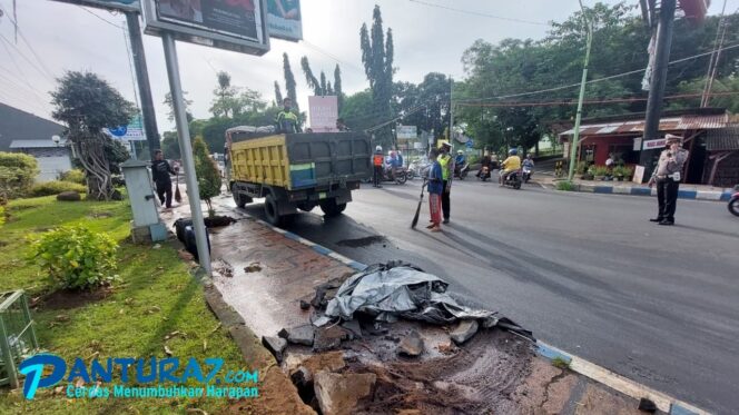 
					Pikap Muat Solar Kecelakaan, Solar Tumpah ke Jalan Raya