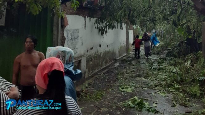 
					Cuaca Ekstrem, 2 Desa di Banyuanyar Diterjang Puting Beliung