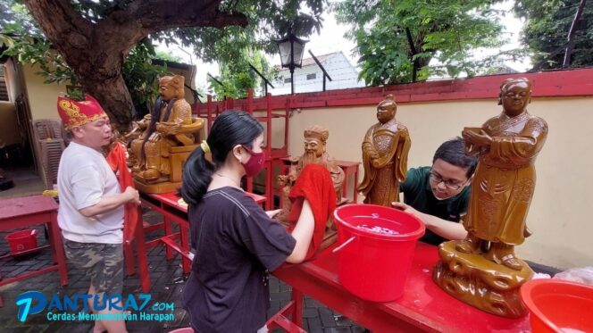 
					Jelang Imlek, Klenteng dan 6 Patung Dewa Baru Dibersihkan