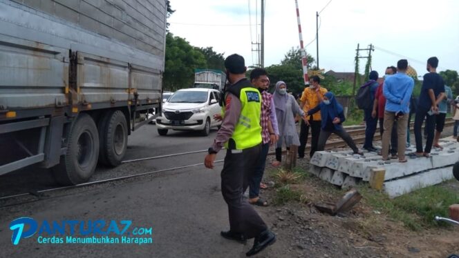 
					Terobos Pintu Perlintasan, Pengendara N-Max Dihantam KA