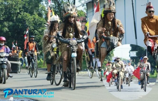 
					Pakaian Adat Dayak hingga Kostum Pejuang Warnai Onthel Goes to Pesantren 2022 Genggong