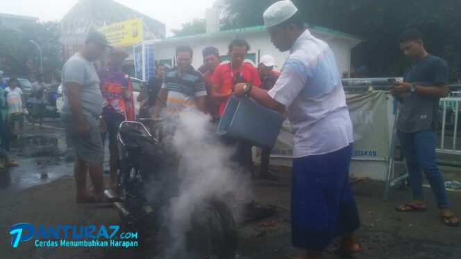 
					Suzuki Smash Terbakar di Depan Alun-alun Kota Pasuruan